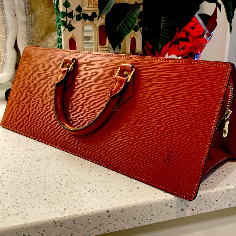 An LV bag that collectors want! It’s the “sac, epi leather” bag.